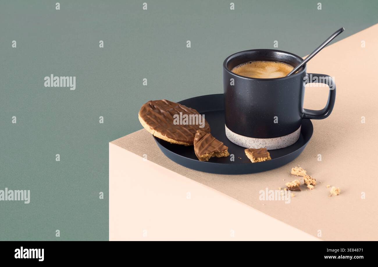 Tasse frischen Kaffee mit Keksen Stockfoto