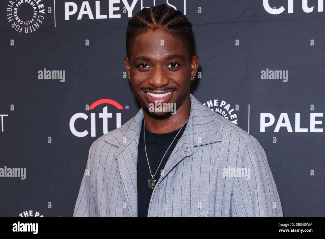 HOLLYWOOD, LOS ANGELES, KALIFORNIEN, USA - 10. APRIL: Samuel Arnold kommt beim 2026 43. Jährlichen PaleyFest LA - Netflix's 'Emily in Paris', das am 10. April 2026 im Dolby Theatre at Ovation Hollywood in Hollywood, Los Angeles, Kalifornien, USA stattfindet. (Foto: Xavier Collin/Image Press Agency) Stockfoto