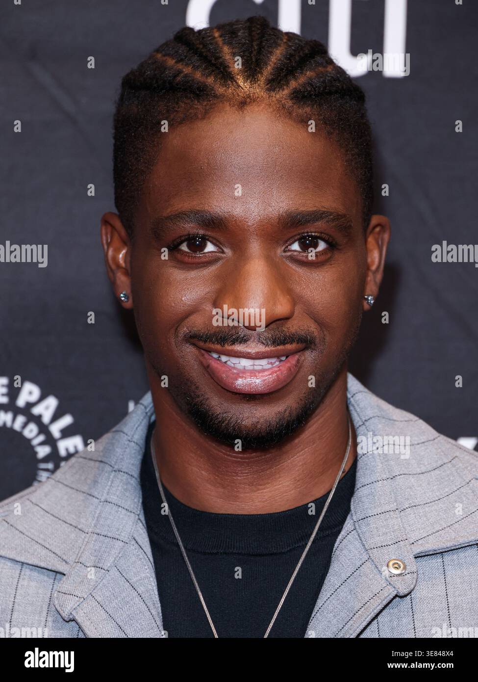 HOLLYWOOD, LOS ANGELES, KALIFORNIEN, USA - 10. APRIL: Samuel Arnold kommt beim 2026 43. Jährlichen PaleyFest LA - Netflix's 'Emily in Paris', das am 10. April 2026 im Dolby Theatre at Ovation Hollywood in Hollywood, Los Angeles, Kalifornien, USA stattfindet. (Foto: Xavier Collin/Image Press Agency) Stockfoto