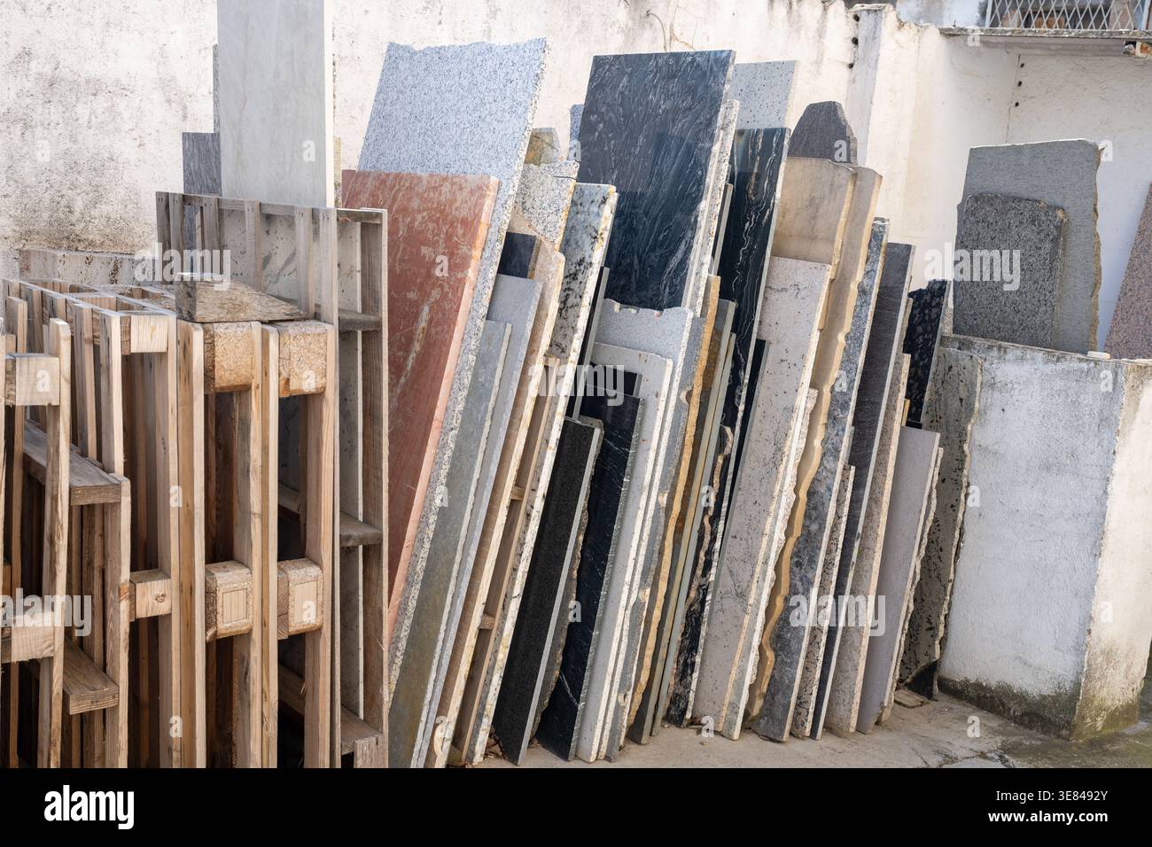 Lagerung von Steinplatten und Marmorpaneelen in einer Werkstätte für die städtische Baustoffindustrie auf dem Bauhof Stockfoto