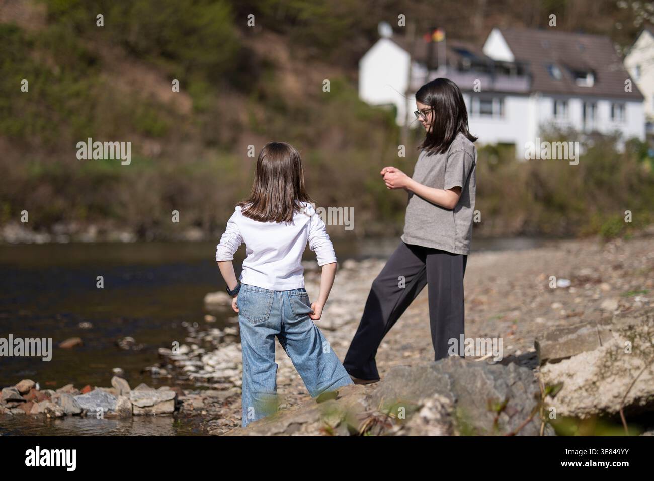 Kinder, die auf dem Fluss in natürlicher Umgebung interagieren. Konzept der gemeinsamen Erfahrung Stockfoto