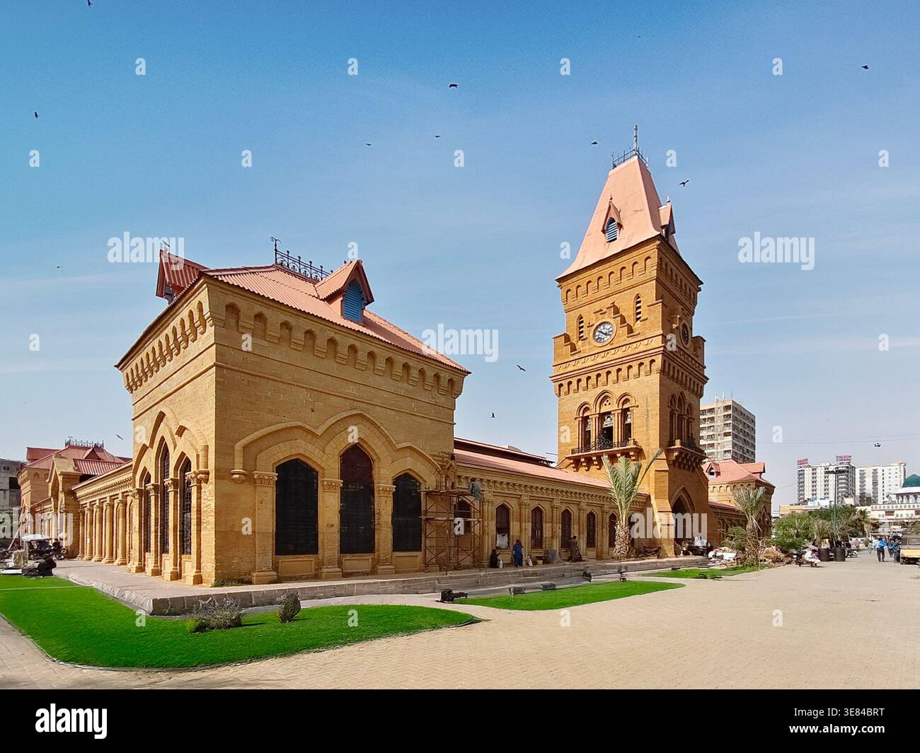 Karachi, Pakistan - 8. April 2026: Empress Market Saddar nach Renovierung. KMC Market Karachi, Pakistan Stockfoto