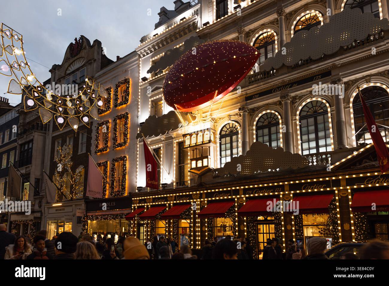 Festliche Londoner Weihnachtslichter und Dekoration mit rotem Ballon. London, Vereinigtes Königreich, 17. Dezember 2023 Stockfoto