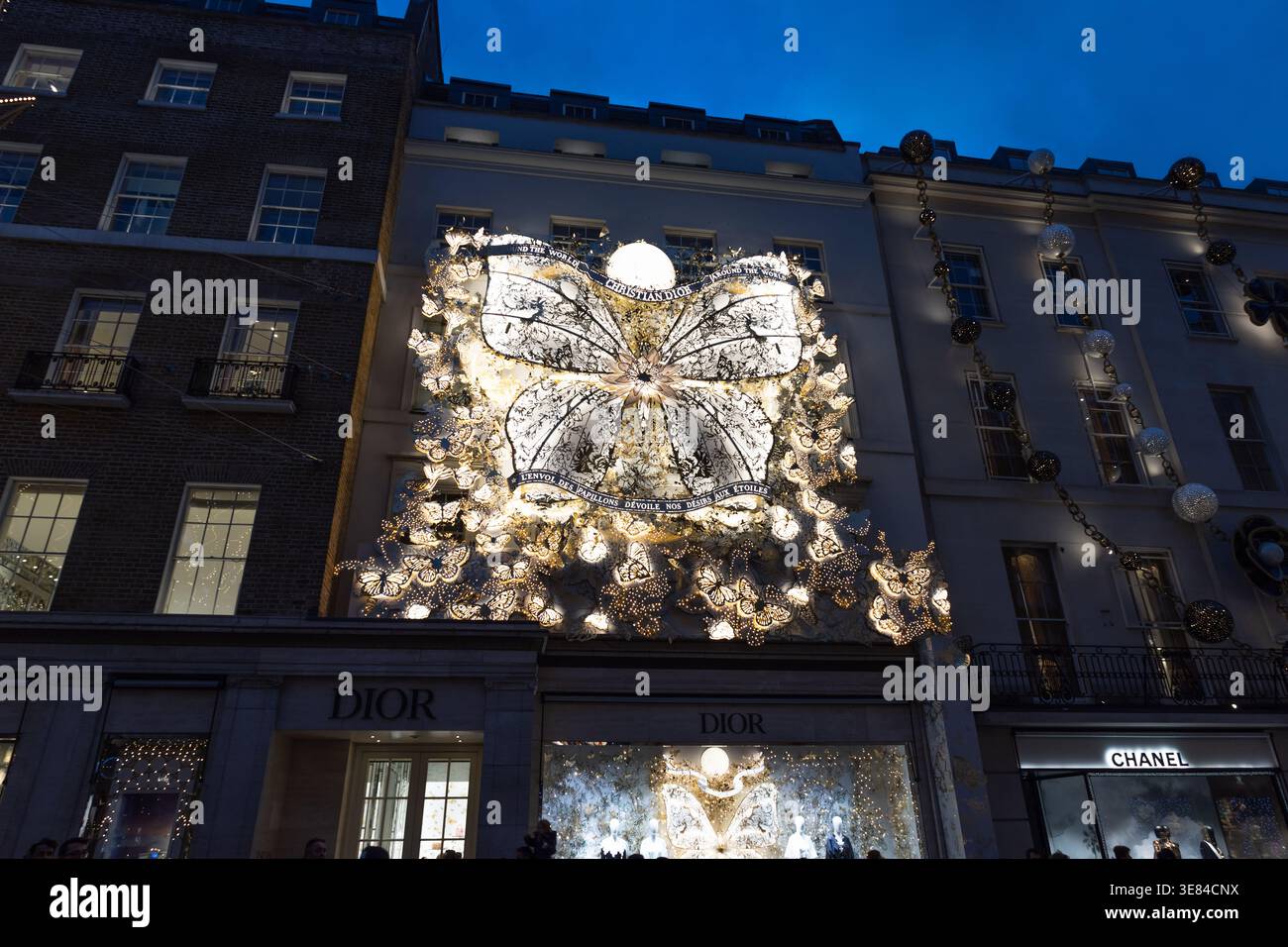 Das Boutique-Äußere von Dior ist mit raffinierten Weihnachtslichtern geschmückt. London, Vereinigtes Königreich, 17. Dezember 2023 Stockfoto