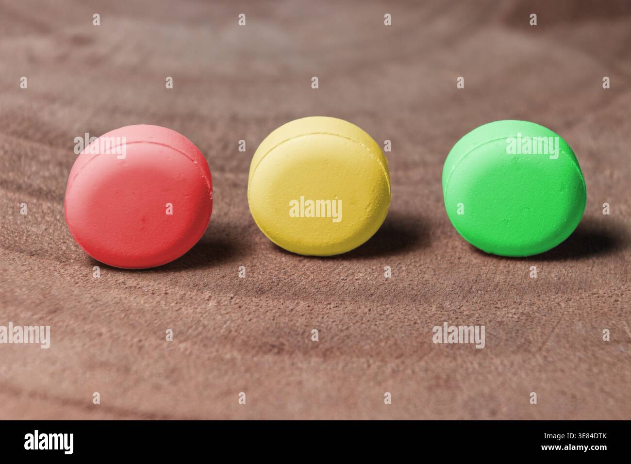 Farbige Kalziumtabletten zur Vorbeugung und Behandlung von Kalziummangel, zur Stärkung von Knochen und Zähnen. Stockfoto