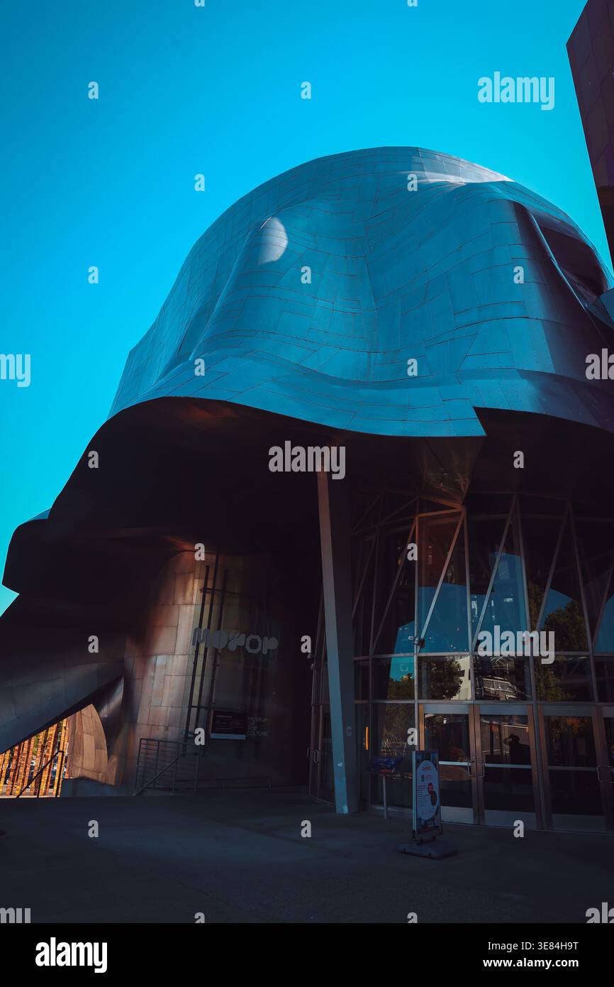 Seattle, Washington, USA - 11. AUGUST 2025: Modern Architecture of the Museum of Pop Culture MoPOP in Seattle Washington Stockfoto