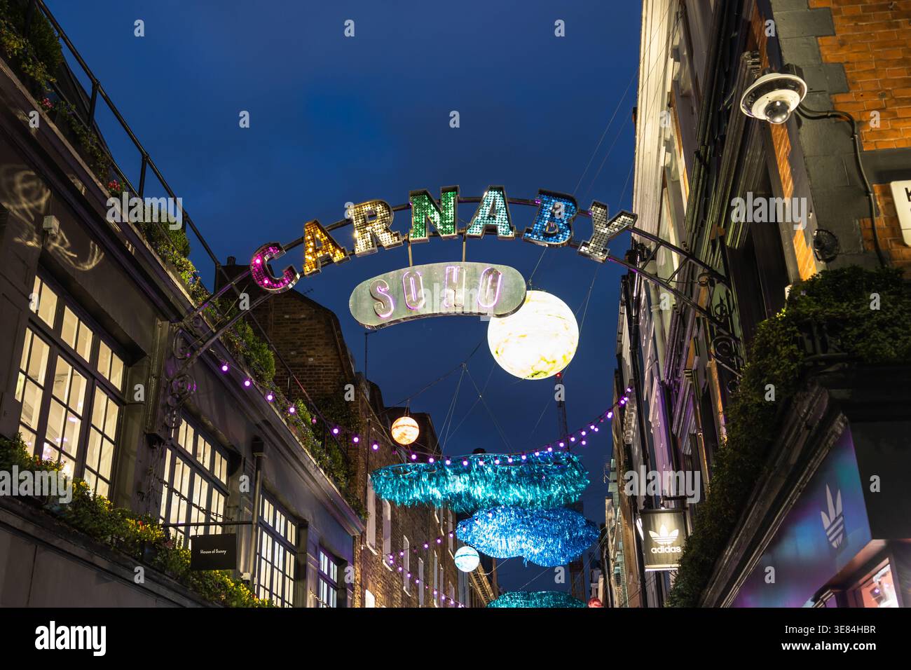 Abstrakte, verschwommene Lichter des Einkaufsviertels Carnaby Street in Soho. London, Vereinigtes Königreich, 17. Dezember 2023 Stockfoto