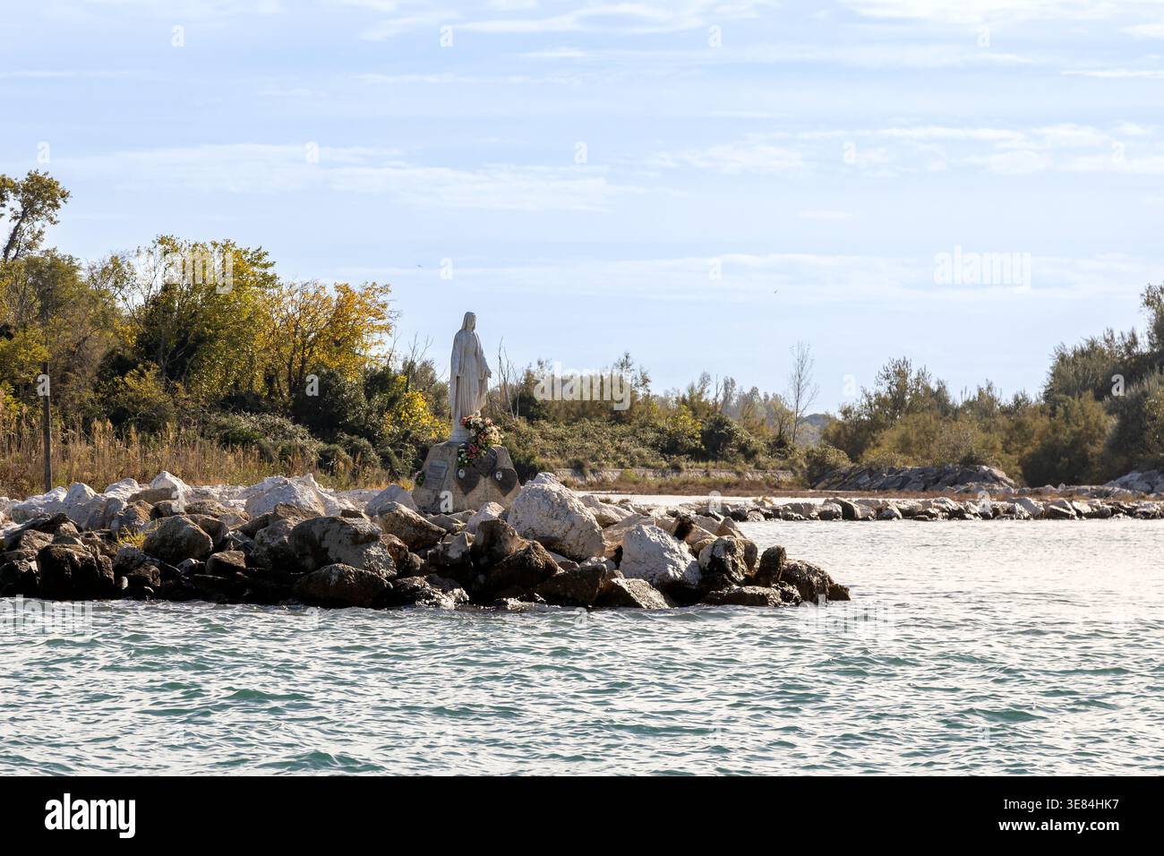 Statue der Madonnina an der Küste in der Ca' Roman (Caroman) Gegend von Pellestrina, Lagune von Venedig, Italien Stockfoto