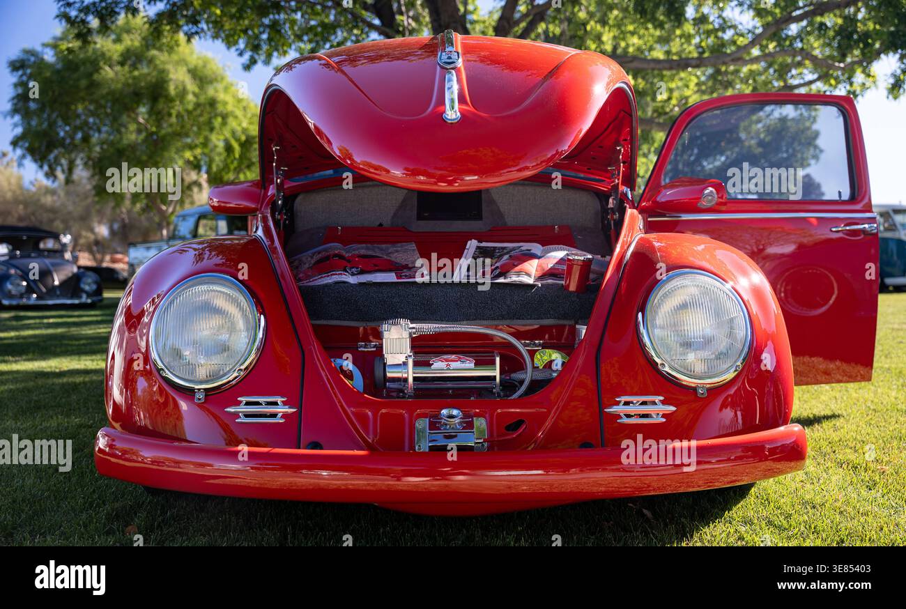 Boulder City, NV USA - 11. April 2026: Red Volkswagen auf einer Oldtimer-Show in Boulder City, Nevada Stockfoto