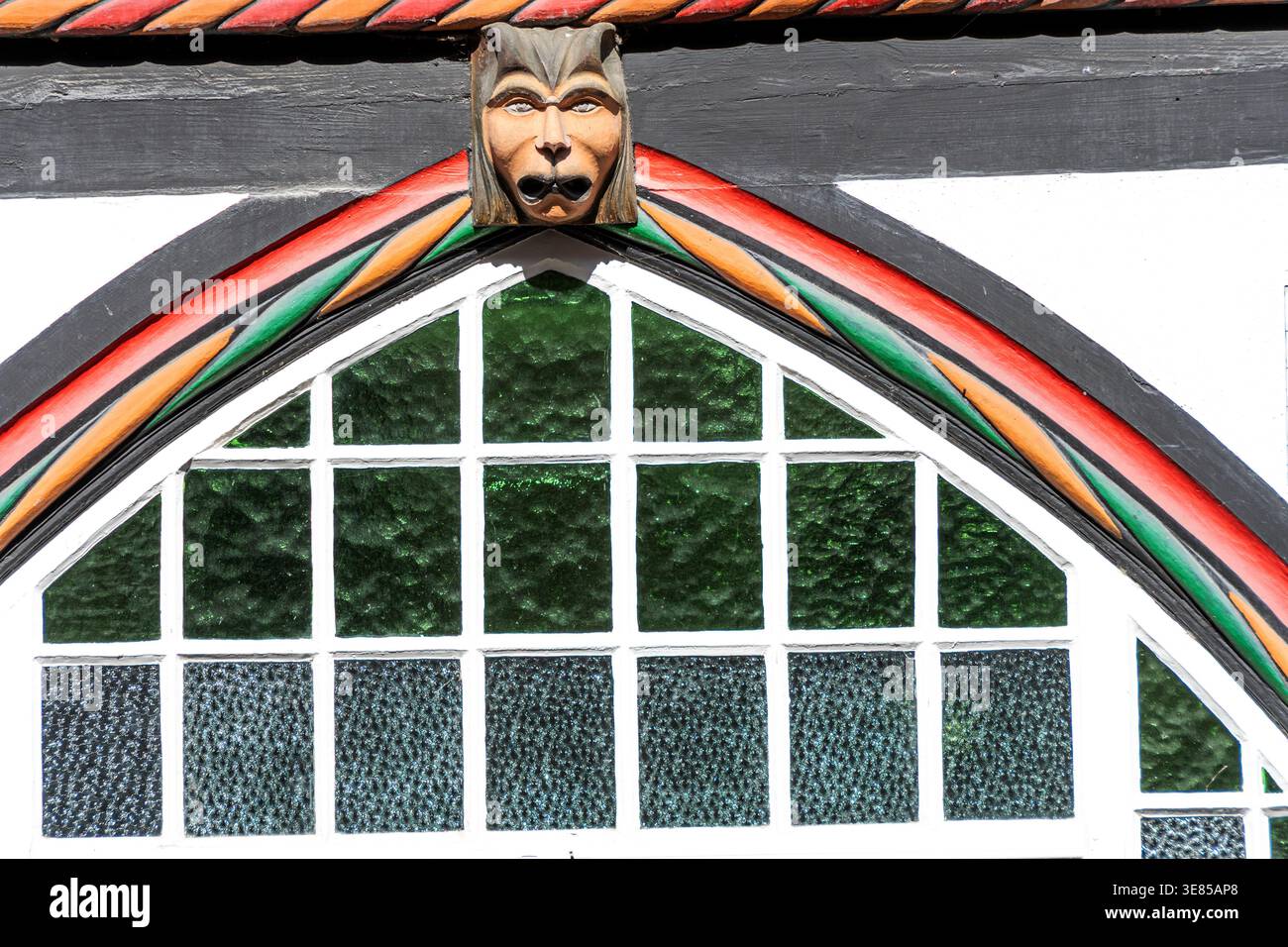 Einbeck, Niedersachsen, Deutschland – 6. April 2026: Dekorative Schnitzerseite über einem Fenster an einer historischen Fachwerkfassade. Stockfoto