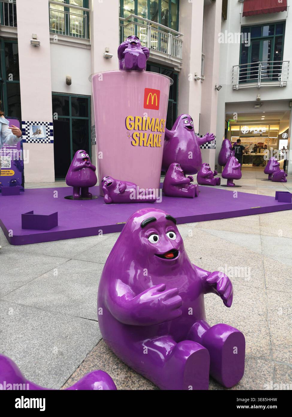 McDonald’s Grimace Shake Pop-up-Installation in Bugis Singapur zeigt virales Marketing, Markenaktivierung und Verbraucherinteraktion in einer urbanen Reta Stockfoto