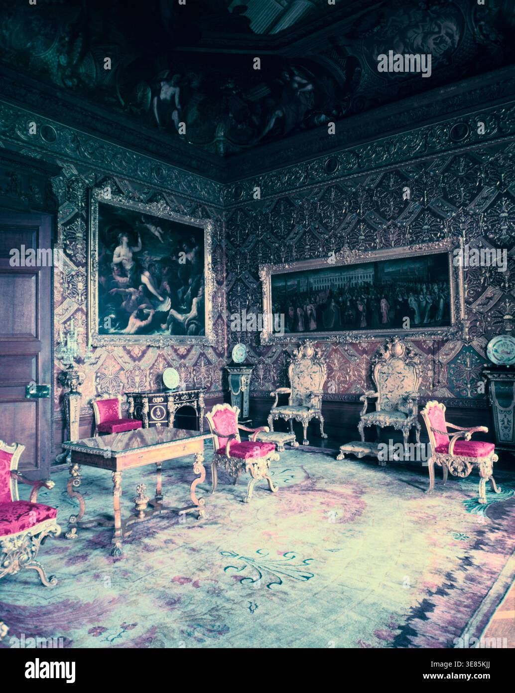 The Coronation Room, Chatsworth, Derbyshire, um 1950-1970. Chatsworth House ist seit 1687 Sitz der Dukes of Devonshire. Auf der linken Seite befindet sich 'ACIS and Galatea' bei Luca Giordano. Auf der rechten Seite befindet sich die Dogaressa Marina Morosini-Grimani, die den Palazzo Grimani zur Krönung im Palazzo Ducale in Venedig verlässt. 1597, von Andrea Vicentino. Stockfoto