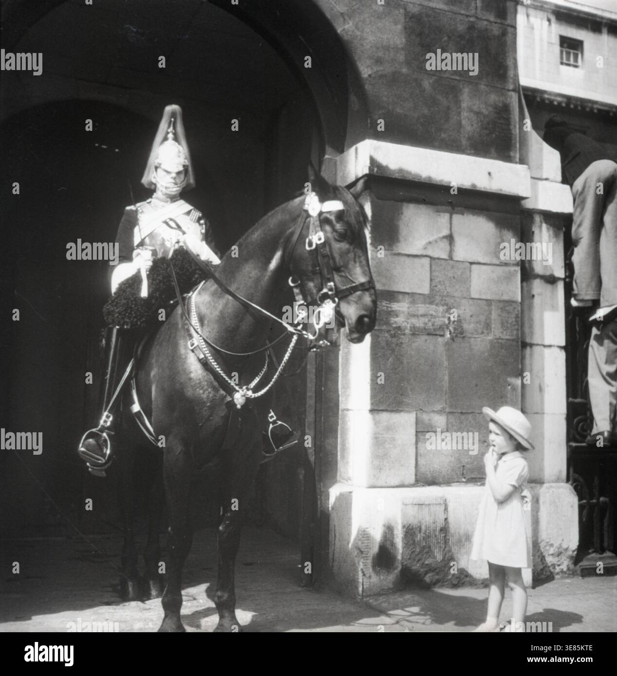 Mount Horse Guard, London, 1955. Mitglied der Kavallerie im Wachdienst vor der Parade der Horse Guards. Stockfoto
