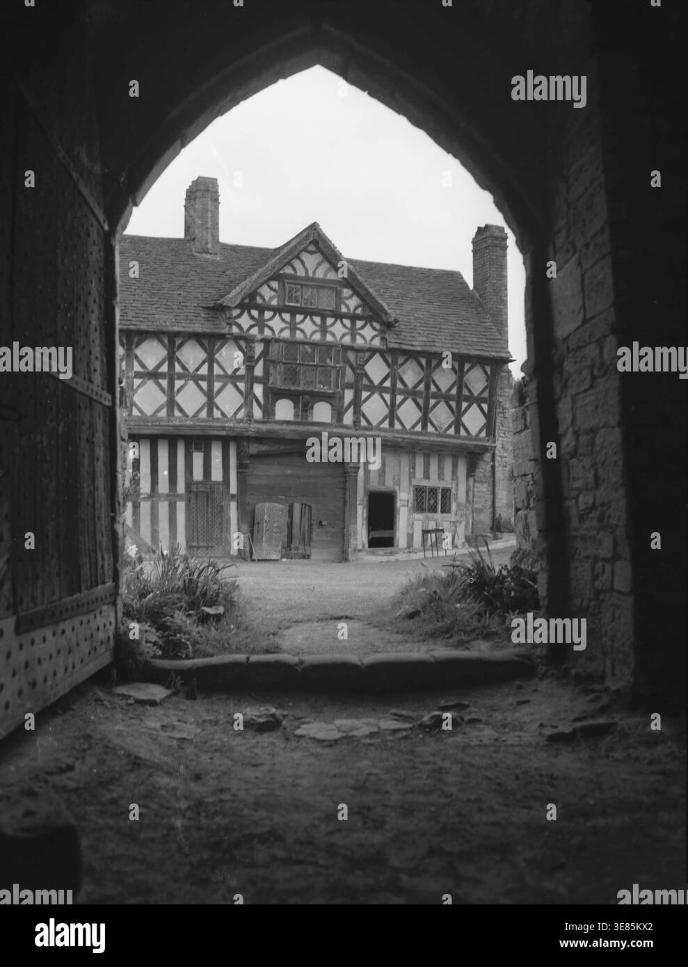 Stokesay Castle, Shropshire, um 1955. Stokesay ist eines der besten erhaltenen befestigten Herrenhäuser Englands und wurde Ende des 13. Jahrhunderts weitgehend in seiner heutigen Form erbaut. Diese Ansicht zeigt das Torhaus aus Holz und Gips aus dem 17. Jahrhundert. Stockfoto