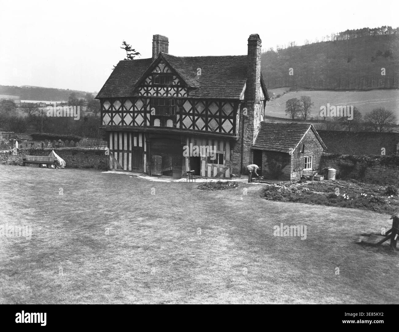 Stokesay Castle, Shropshire, um 1955. Stokesay ist eines der besten erhaltenen befestigten Herrenhäuser Englands und wurde Ende des 13. Jahrhunderts weitgehend in seiner heutigen Form erbaut. Diese Ansicht zeigt das Torhaus aus Holz und Gips aus dem 17. Jahrhundert. Stockfoto
