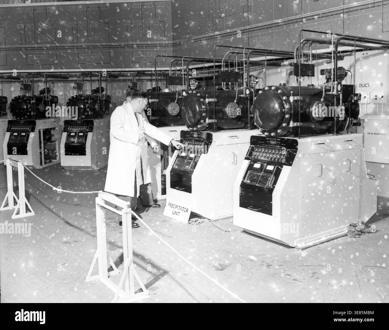 Atomkraftwerk Calderhall, 1955. Calder Hall Nuclear Power Station ist ein ehemaliges Magnox-Kernkraftwerk in Sellafield in Cumbria im Nordwesten Englands. Calder Hall war das erste Kernkraftwerk, das im Westen in Betrieb ging, und das Schwesterwerk des Chapelcross-Kraftwerks in Schottland. Beide wurden von der United Kingdom Atomic Energy Authority in Auftrag gegeben und ursprünglich betrieben. Der primäre Zweck beider Anlagen war die Herstellung von waffenfähigem Plutonium für das britische Atomwaffenprogramm, aber sie erzeugten auch Strom für das National Grid. Stockfoto