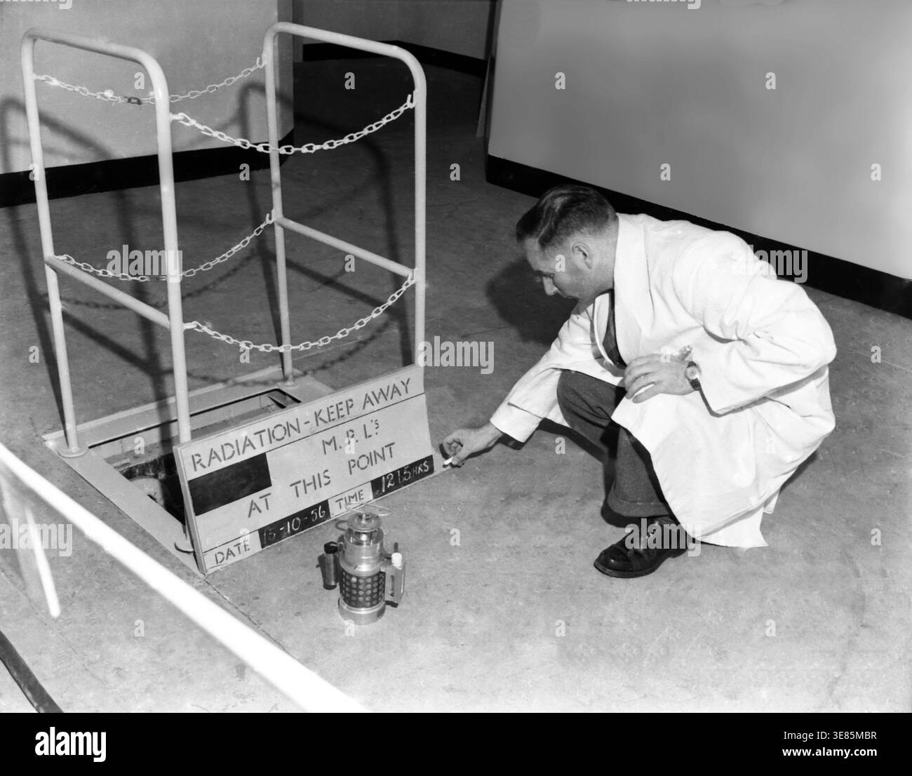 Calderhall Atomkraftwerk, 1956. Calder Hall Nuclear Power Station ist ein ehemaliges Magnox-Kernkraftwerk in Sellafield in Cumbria im Nordwesten Englands. Calder Hall war das erste Kernkraftwerk, das im Westen in Betrieb ging, und das Schwesterwerk des Chapelcross-Kraftwerks in Schottland. Beide wurden von der United Kingdom Atomic Energy Authority in Auftrag gegeben und ursprünglich betrieben. Der primäre Zweck beider Anlagen war die Herstellung von waffenfähigem Plutonium für das britische Atomwaffenprogramm, aber sie erzeugten auch Strom für das National Grid. Vorzeichen: Stockfoto