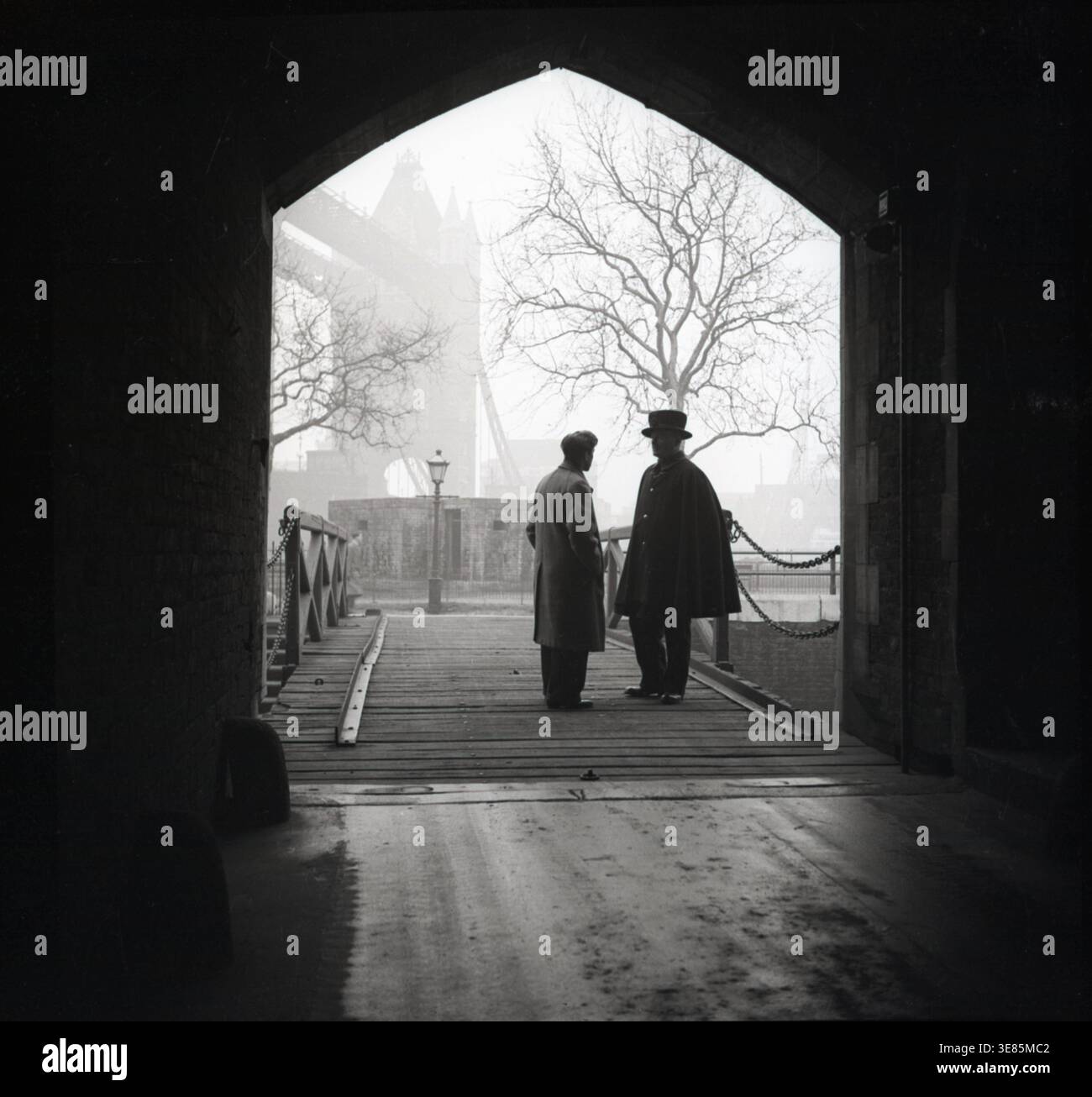 Yeoman Warder und Besucher, Tower of London, um 1955. Stockfoto