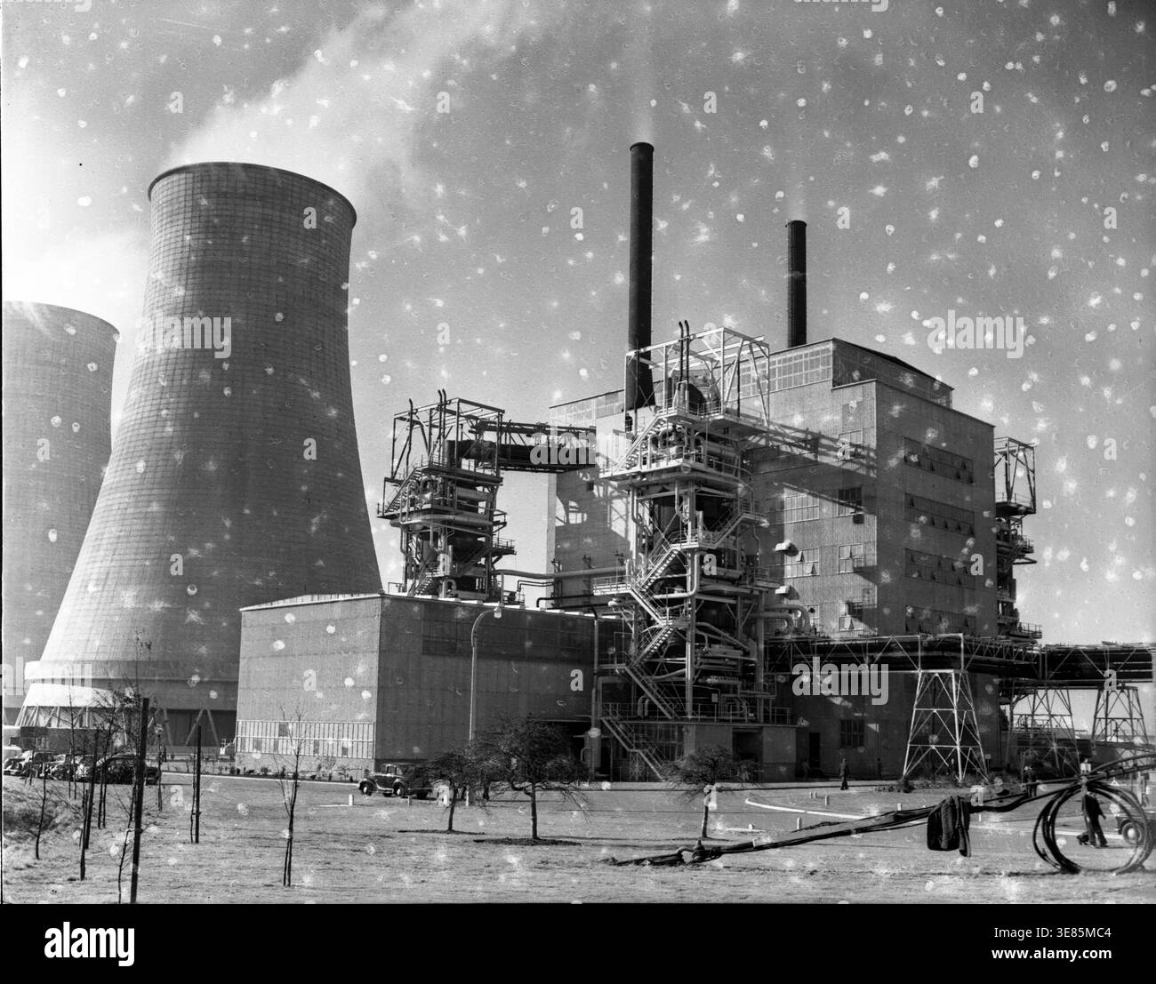 Atomkraftwerk Calderhall, 1955. Calder Hall Nuclear Power Station ist ein ehemaliges Magnox-Kernkraftwerk in Sellafield in Cumbria im Nordwesten Englands. Calder Hall war das erste Kernkraftwerk, das im Westen in Betrieb ging, und das Schwesterwerk des Chapelcross-Kraftwerks in Schottland. Beide wurden von der United Kingdom Atomic Energy Authority in Auftrag gegeben und ursprünglich betrieben. Der primäre Zweck beider Anlagen war die Herstellung von waffenfähigem Plutonium für das britische Atomwaffenprogramm, aber sie erzeugten auch Strom für das National Grid. Stockfoto
