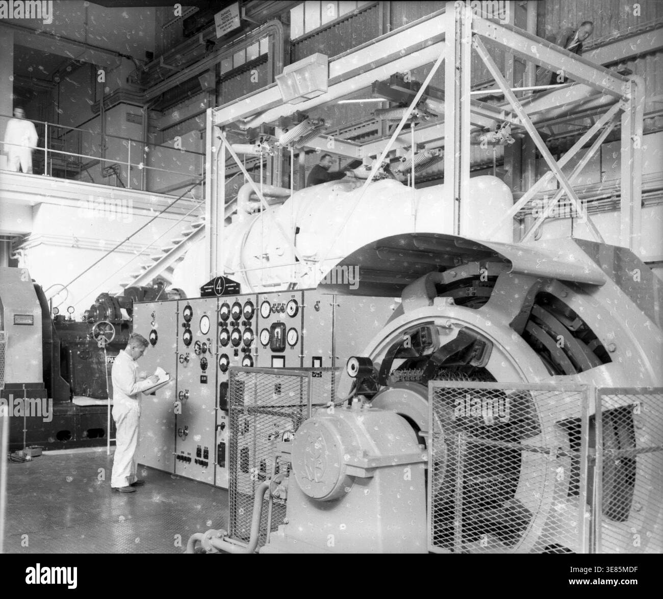 Atomkraftwerk Calderhall, 1955. Calder Hall Nuclear Power Station ist ein ehemaliges Magnox-Kernkraftwerk in Sellafield in Cumbria im Nordwesten Englands. Calder Hall war das erste Kernkraftwerk, das im Westen in Betrieb ging, und das Schwesterwerk des Chapelcross-Kraftwerks in Schottland. Beide wurden von der United Kingdom Atomic Energy Authority in Auftrag gegeben und ursprünglich betrieben. Der primäre Zweck beider Anlagen war die Herstellung von waffenfähigem Plutonium für das britische Atomwaffenprogramm, aber sie erzeugten auch Strom für das National Grid. Stockfoto