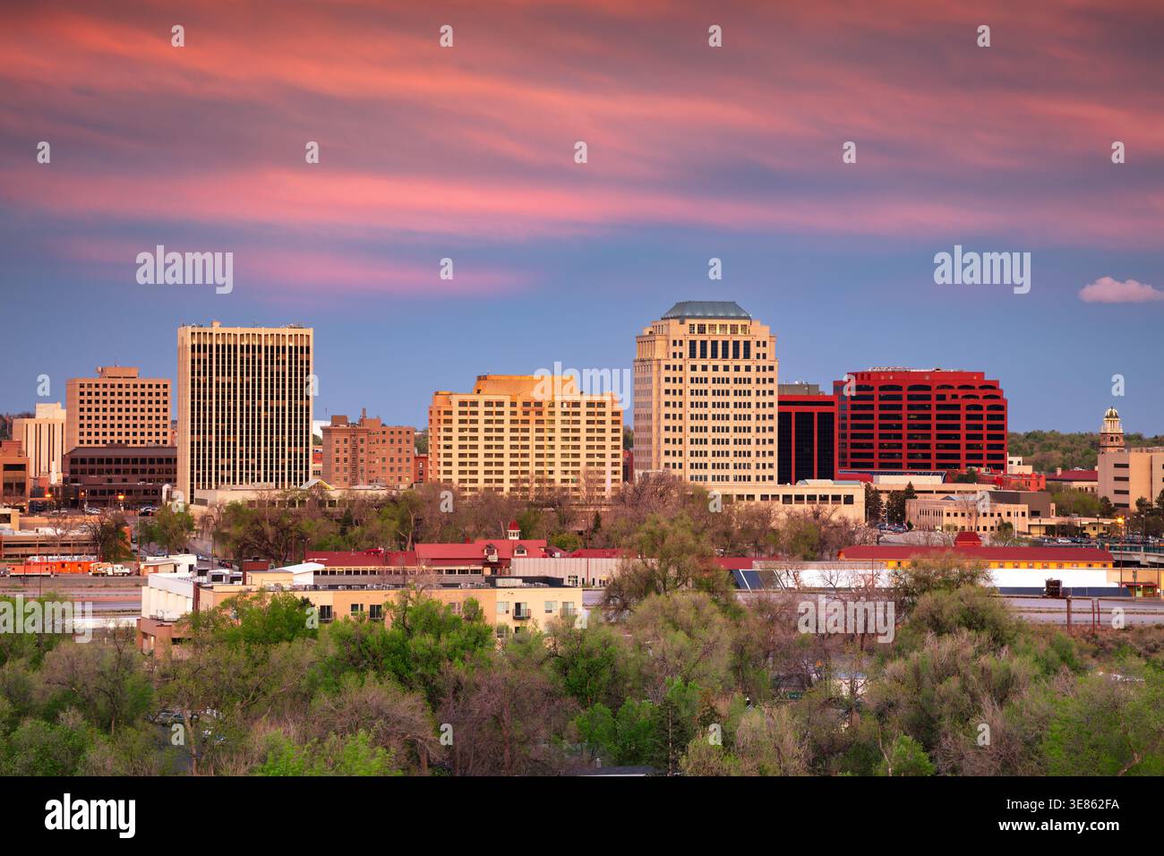 Colorado Springs, Colorado, USA. Luftbild der Skyline der Innenstadt von Colorado Springs, Colorado bei dramatischem Sonnenuntergang im Frühling. Stockfoto