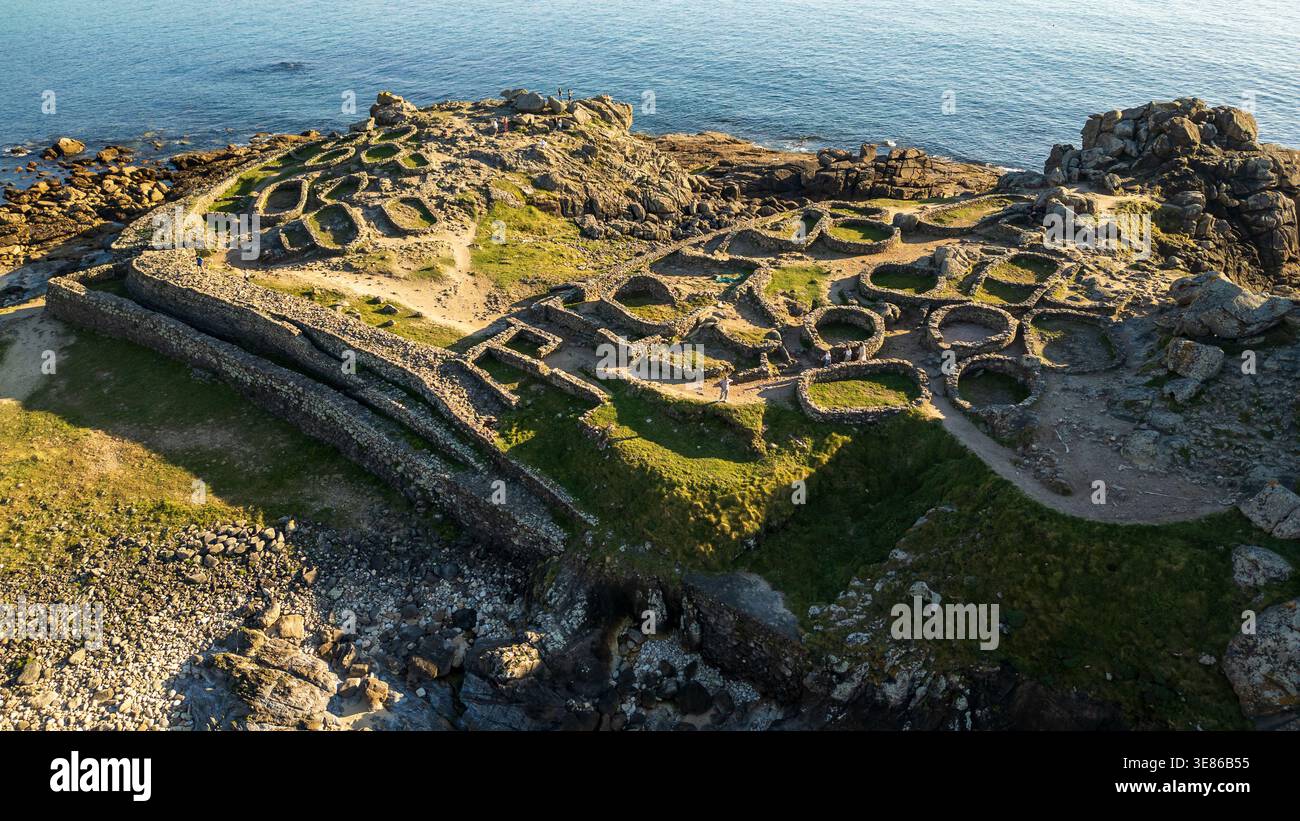 Atemberaubende Aussicht auf Castro de Baroña, eine alte keltische Siedlung aus der Eisenzeit auf einer felsigen Halbinsel in Galicien. Das Foto zeigt den kreisförmigen Stein DW Stockfoto