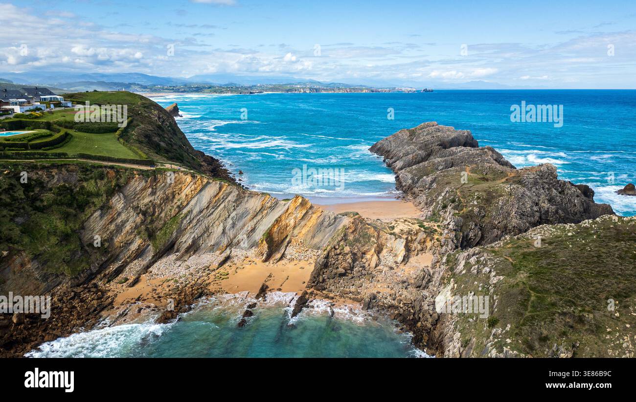 Atemberaubende Aussicht auf Costa Quebrada in Kantabrien aus der Vogelperspektive. Das Bild fängt Somocuevas Beach mit seinem türkisfarbenen Wasser, zerklüfteten Klippen und dem dramatischen Felsen ein Stockfoto