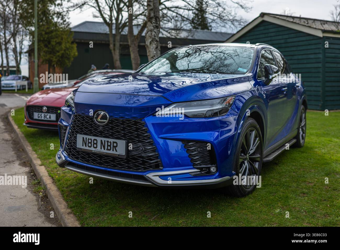 2024 Lexus RX 350h F Sport Design, ausgestellt auf der Bicester Motion Assembly am 29. März 2026. Stockfoto