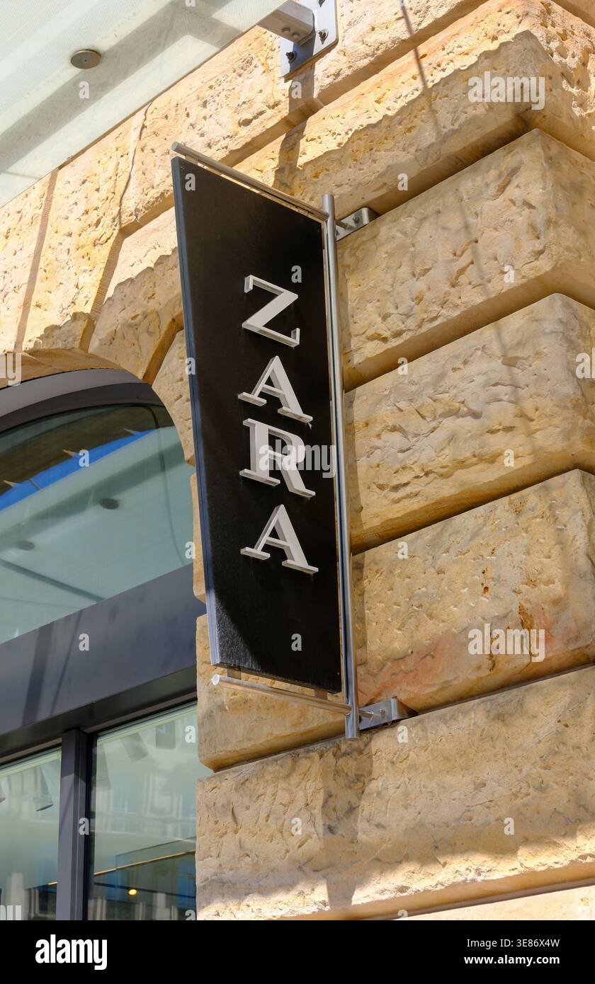 Frankfurt, Deutschland - 08. April 2026: Das Zara-Ladenschild ist an einer Steinmauer in einer Stadt angebracht. Stockfoto