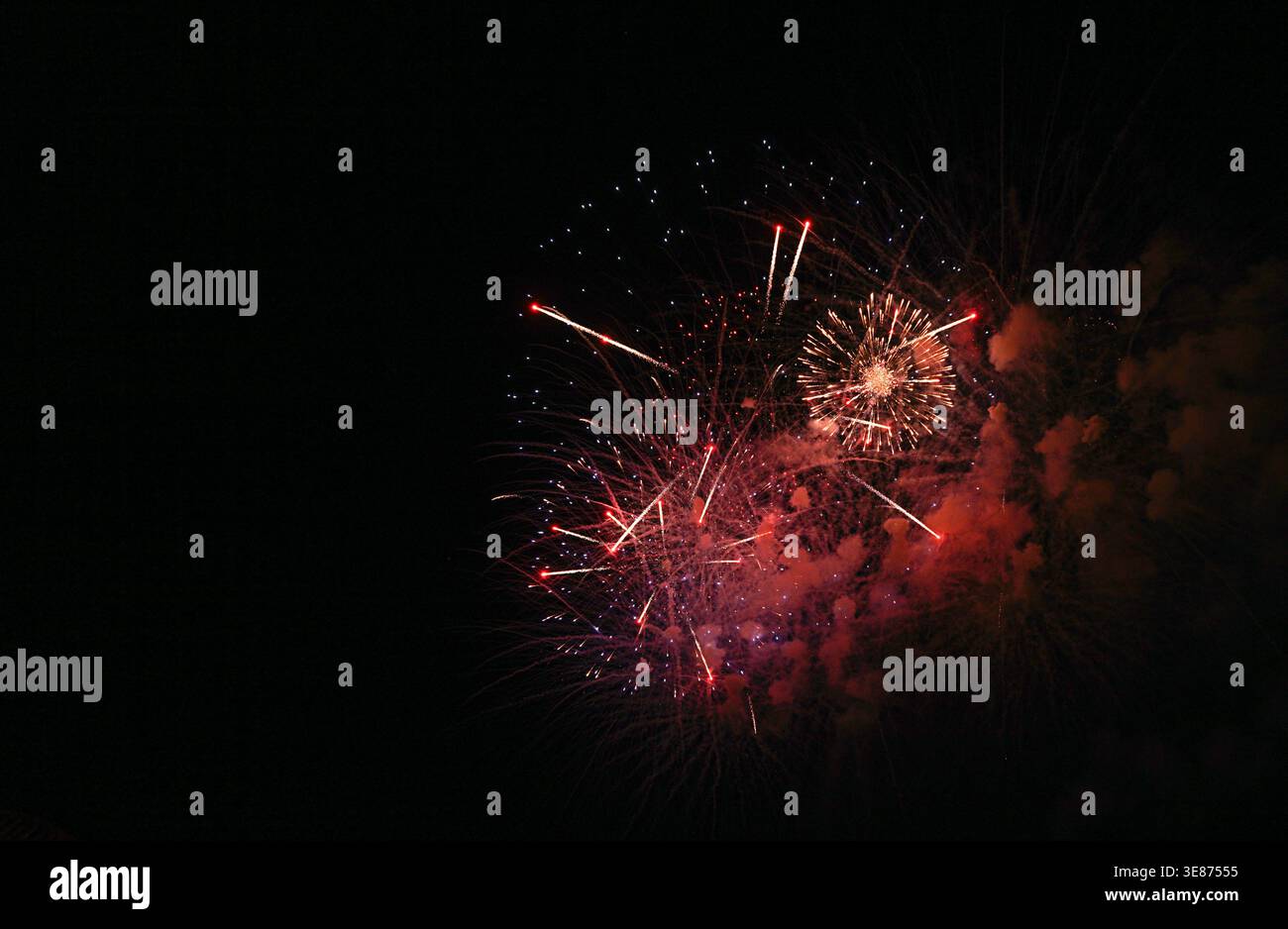 Festival Feuerwerk auf schwarzem Hintergrund Stockfoto