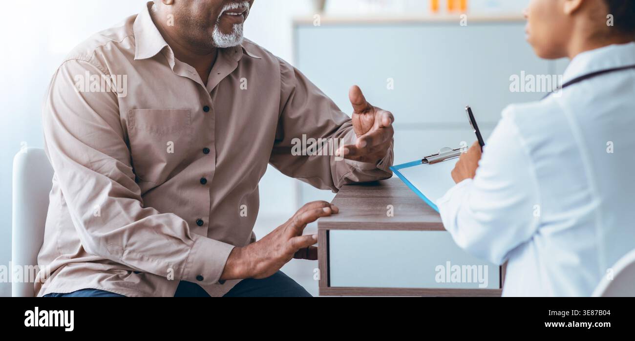 Man spricht mit dem Arzt während einer Konsultation in einer Arztpraxis Stockfoto