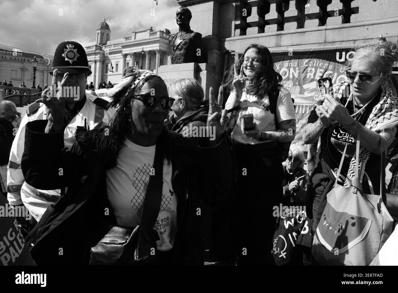 Verteidigen Sie unsere Jurys führten Demo in Trafalgar Square 11. April 2026 - Aufhebung des Verbots für Palästina-Aktion Stockfoto