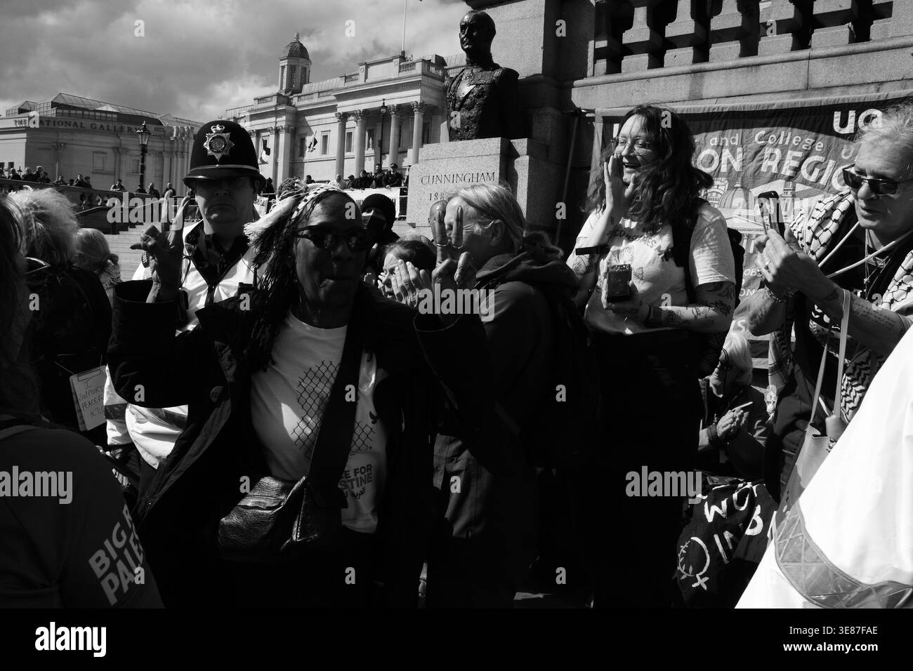 Verteidigen Sie unsere Jurys führten Demo in Trafalgar Square 11. April 2026 - Aufhebung des Verbots für Palästina-Aktion Stockfoto