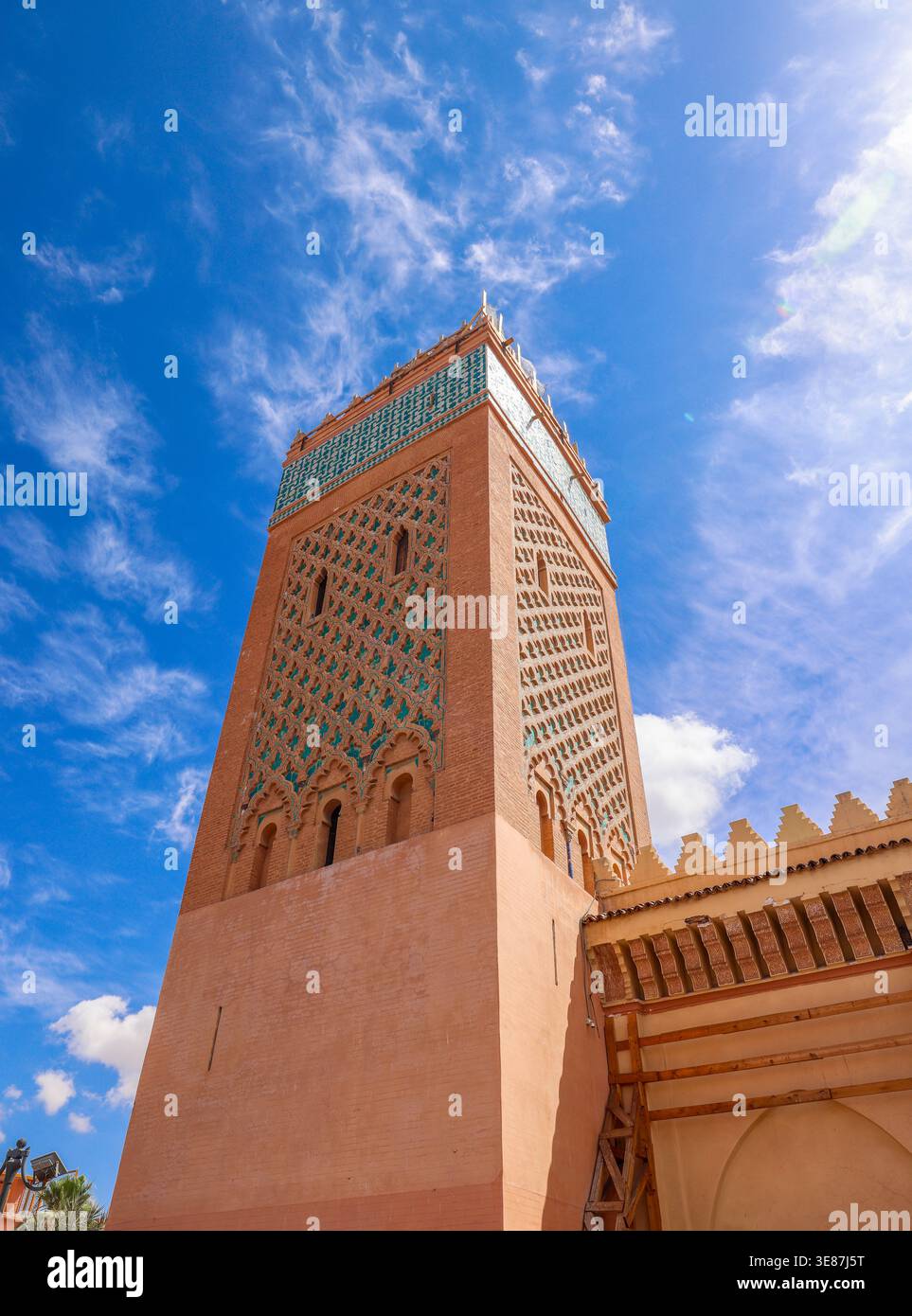 Ein flacher Blick auf das Minaret der Kasbah-Moschee (Moulay al-yazid-Moschee) in Marrakesch, Marokko Stockfoto