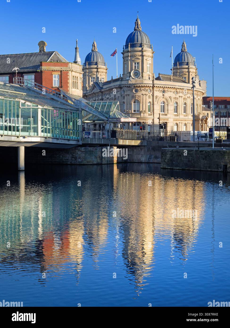 Großbritannien, East Yorkshire, Hull, Princes Dock, Princes Quay Shopping Centre und Hull Maritime Museum. Stockfoto
