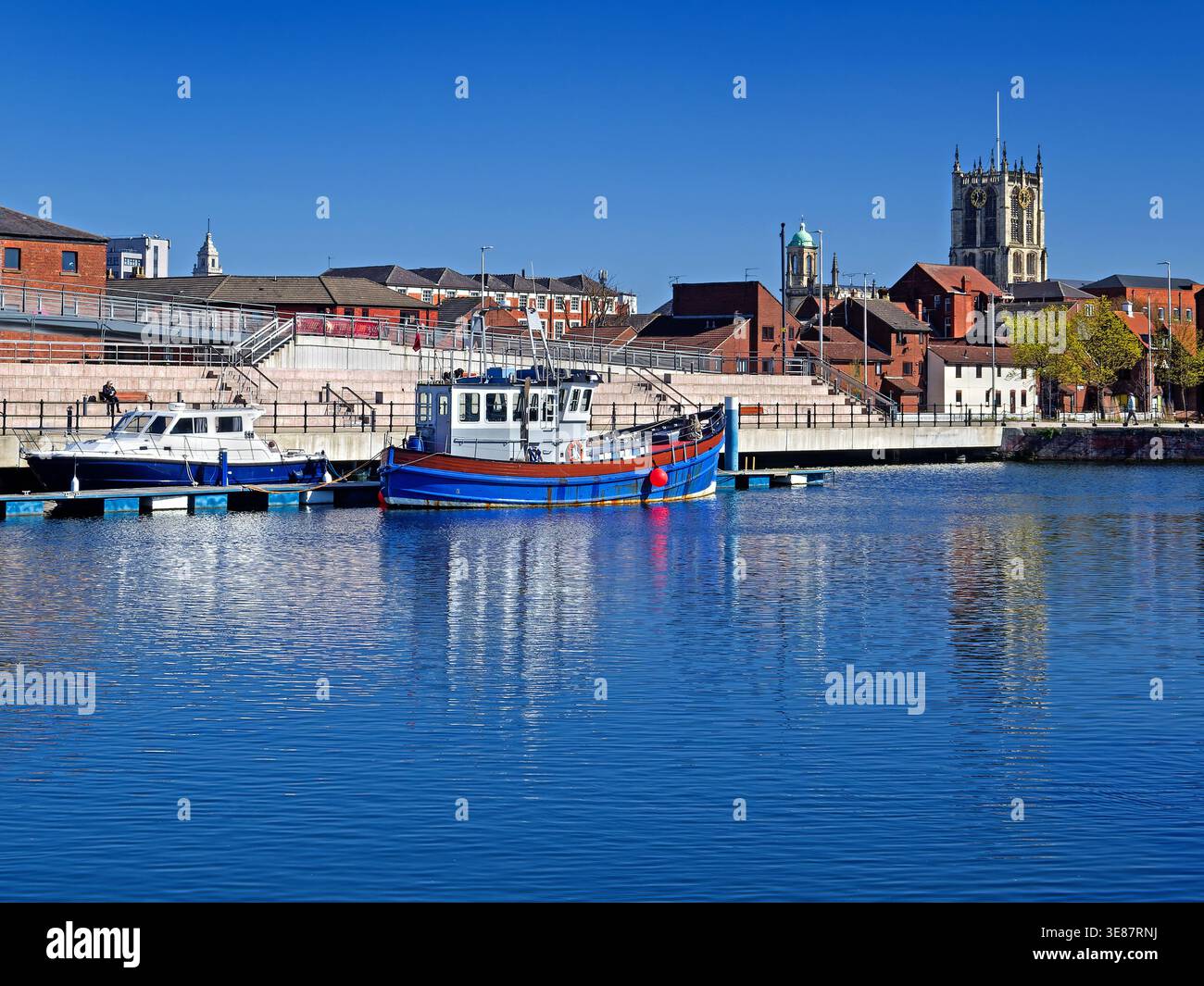 Großbritannien, East Yorkshire, Hull Marina mit Blick auf Hull Minster. Stockfoto