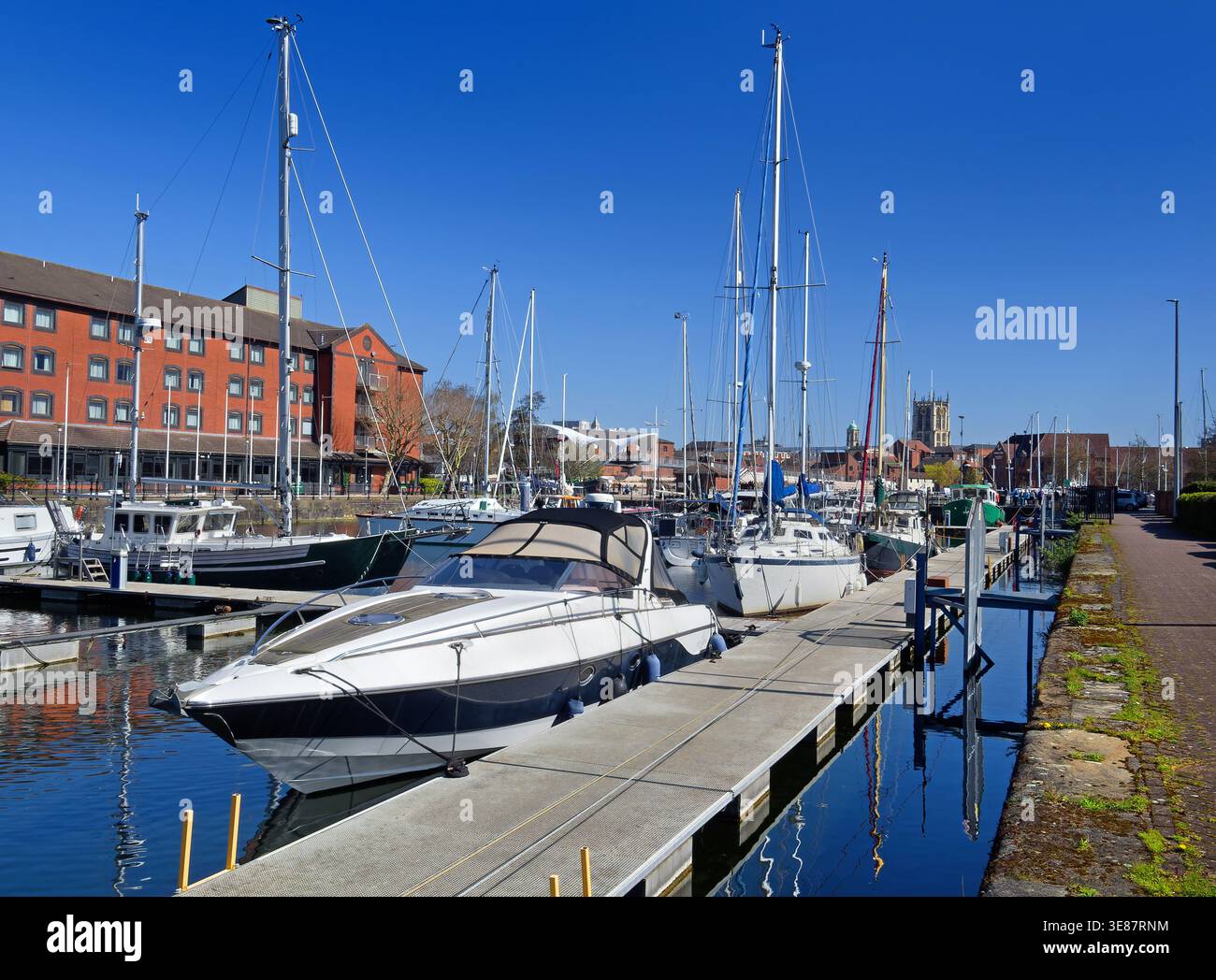 Großbritannien, East Yorkshire, Hull Marina mit Blick auf Hull Minster. Stockfoto