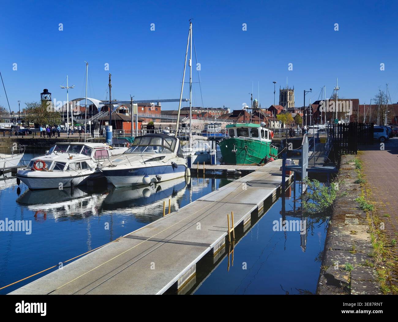 Großbritannien, East Yorkshire, Hull Marina mit Blick auf Hull Minster. Stockfoto
