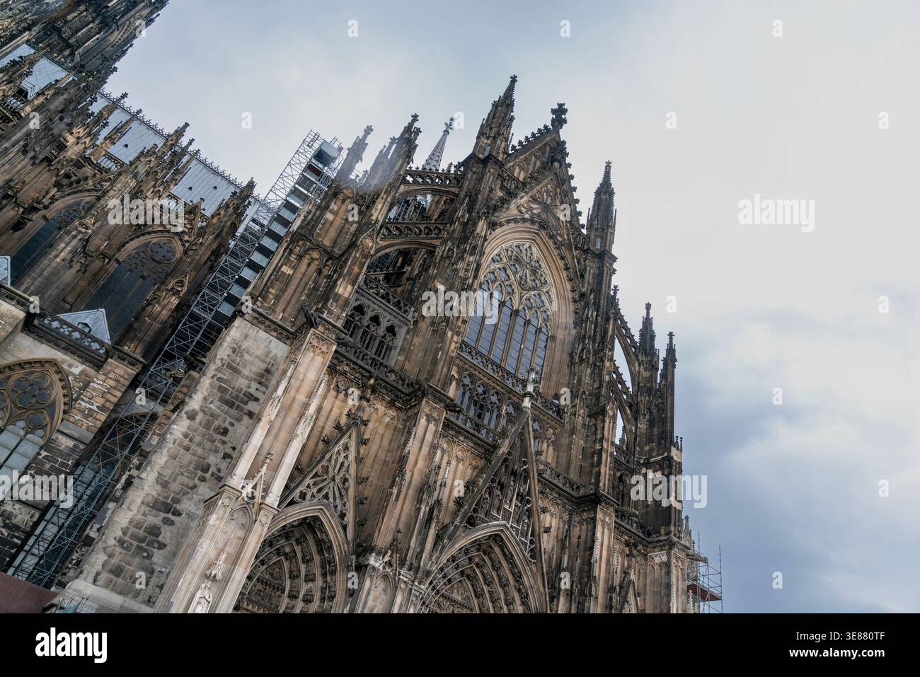 Gotischer Kölner Dom Fassade und Turm Deutschland der Kölner Dom ist eine römisch-katholische Kirche in Köln. Stockfoto