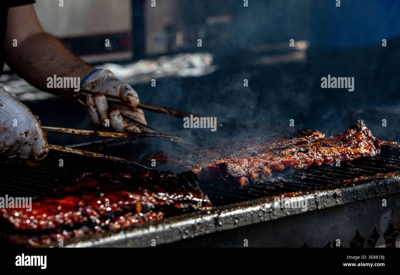 Barbecue Ribs and Chicken on the Grill bei einem Sommerfest Stockfoto