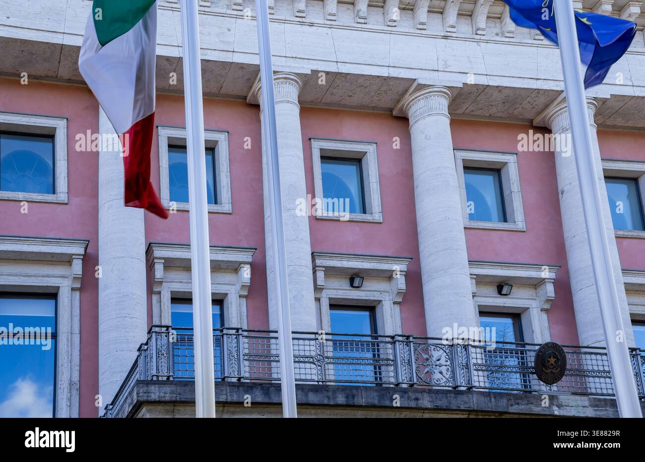 Fassade der italienischen Botschaft in Berlin mit italienischen und EU-Flaggen, Hiroshimastraße, Berlin, Deutschland. Italienische Botschaft. Stockfoto