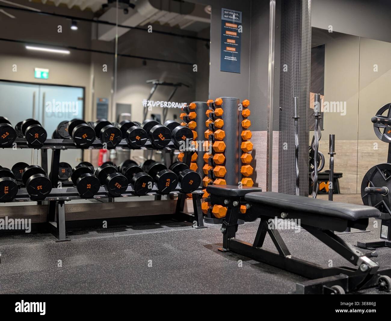 Moderner Fitnessraum mit Fitnessgeräten und Hanteln Stockfoto