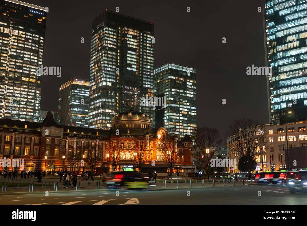 Tokio, Japan - 24. Februar 2026: Bahnhof Tokio beleuchtet und umliegende Gebäude während der Nacht. Stockfoto