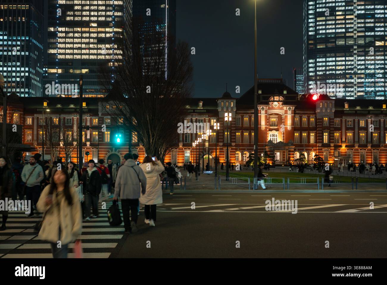 Tokio, Japan - 24. Februar 2026: Der Bahnhof Tokio beleuchtet und die umliegenden Gebäude am Abend. Stockfoto
