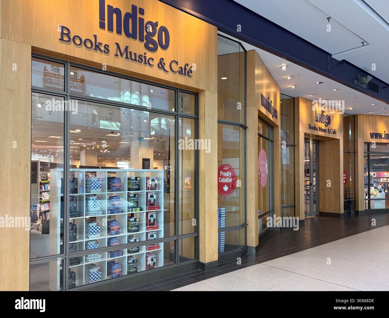 Außenansicht eines Indigo Books Music & Café-Einzelhandelsgeschäfts in einem Einkaufszentrum in Kanada mit Holzfassade und Schaufenstern. Stockfoto