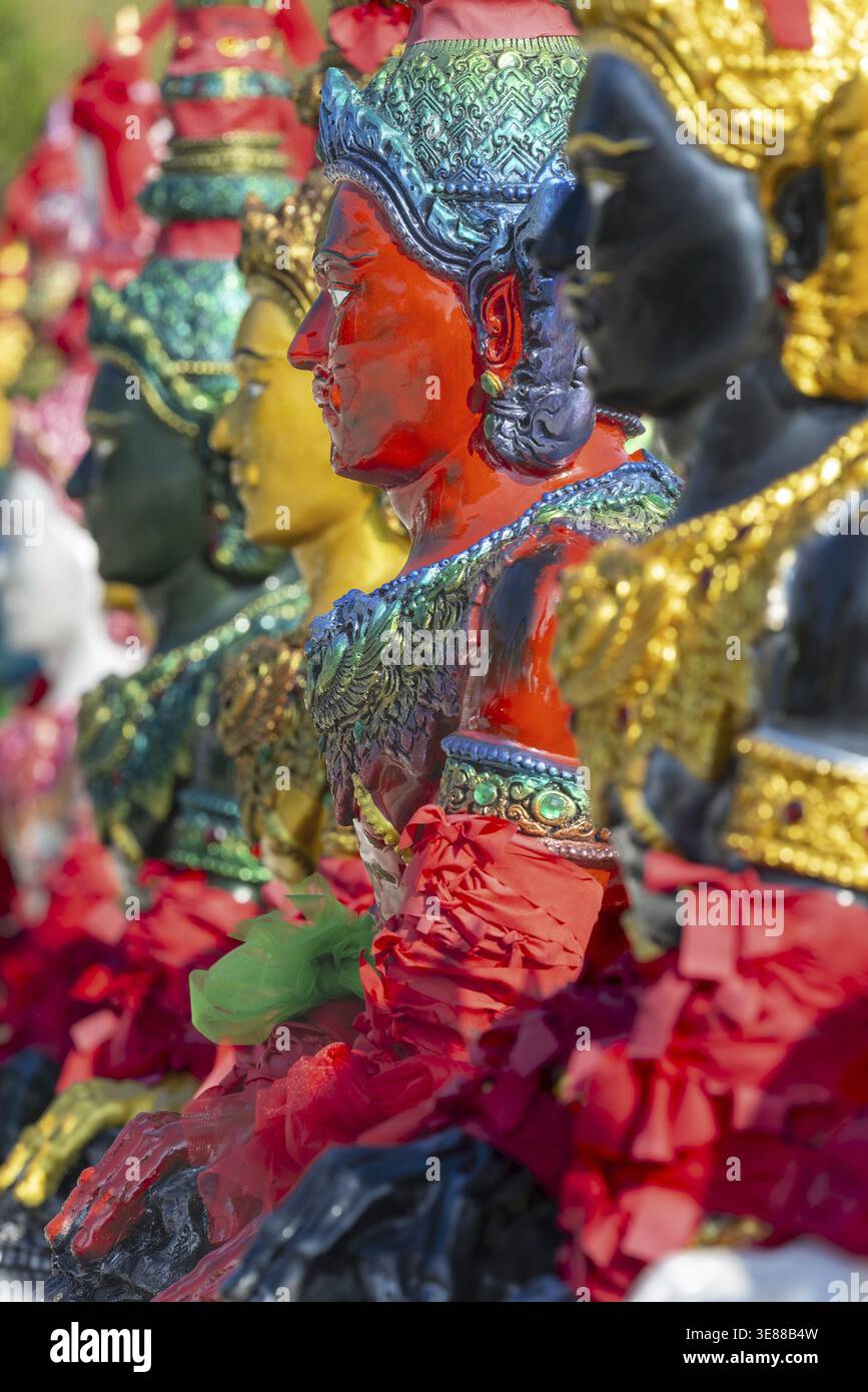 Engel im thailändischen Stil, anmutige Figuren, in traditioneller goldener Kleidung mit verziertem Kopfschmuck, thailändischer Buddhismus, Hinduismus, Wat Pa Khasamakhi, Khao Kho Mountai Stockfoto