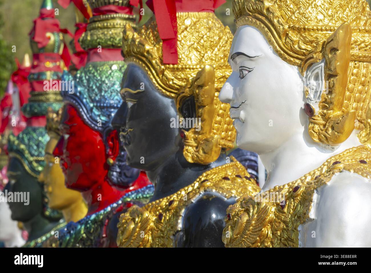 Engel im thailändischen Stil, anmutige Figuren, in traditioneller goldener Kleidung mit verziertem Kopfschmuck, thailändischer Buddhismus, Hinduismus, Wat Pa Khasamakhi, Khao Kho Mountai Stockfoto