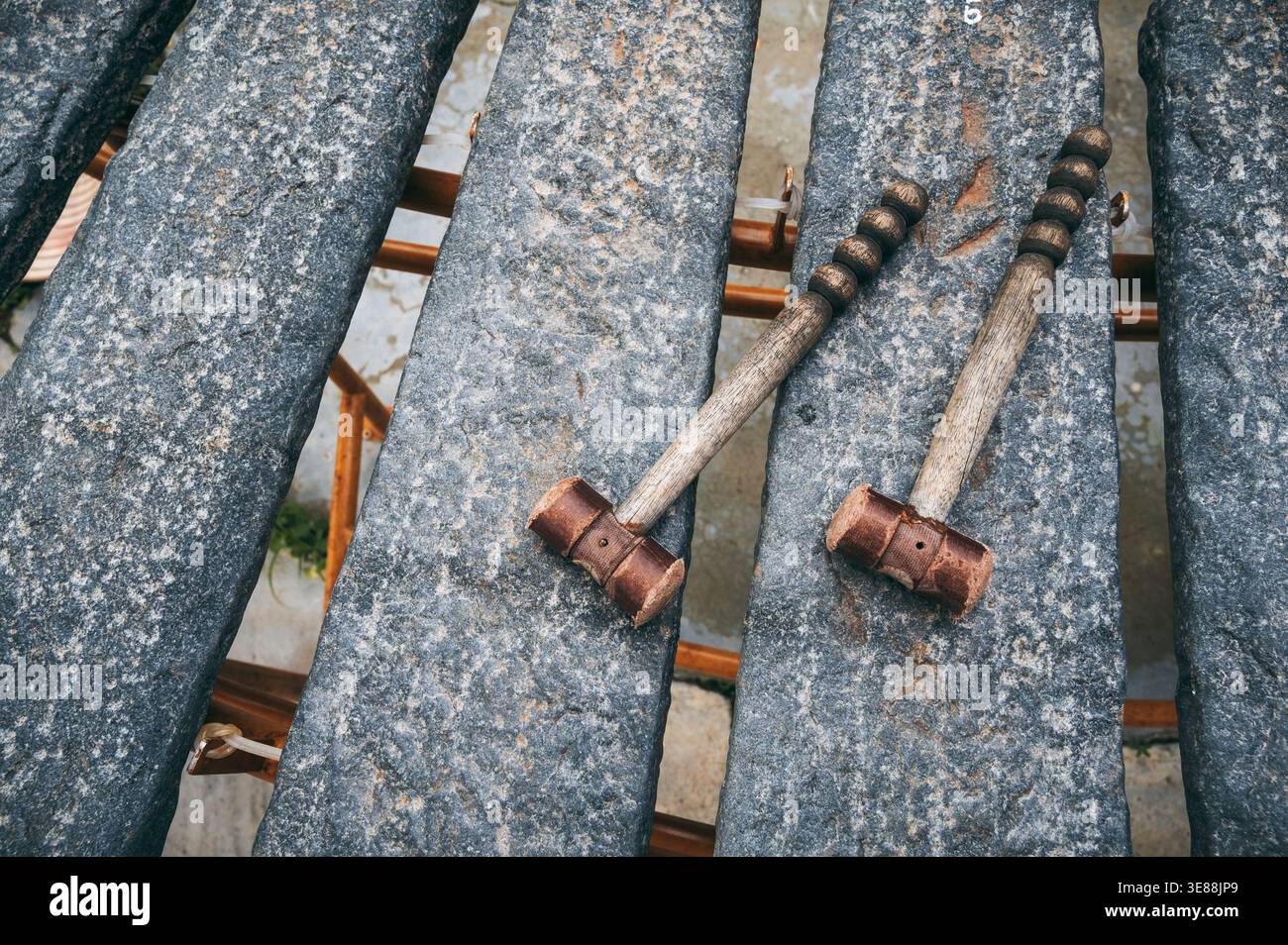 Nahaufnahme von Dan da oder Lithophon. Traditionelles vietnamesisches Musikinstrument. Gespielt von ethnischen Minderheiten im zentralen Hochland Vietnams Stockfoto