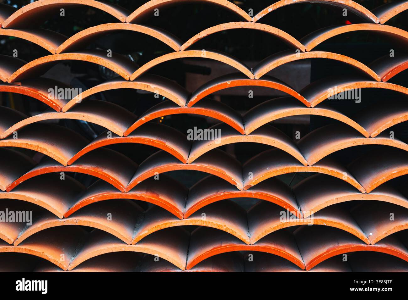 Klassische orangefarbene Wellfliese, großer strukturierter Hintergrund, Vorderansicht. Stockfoto