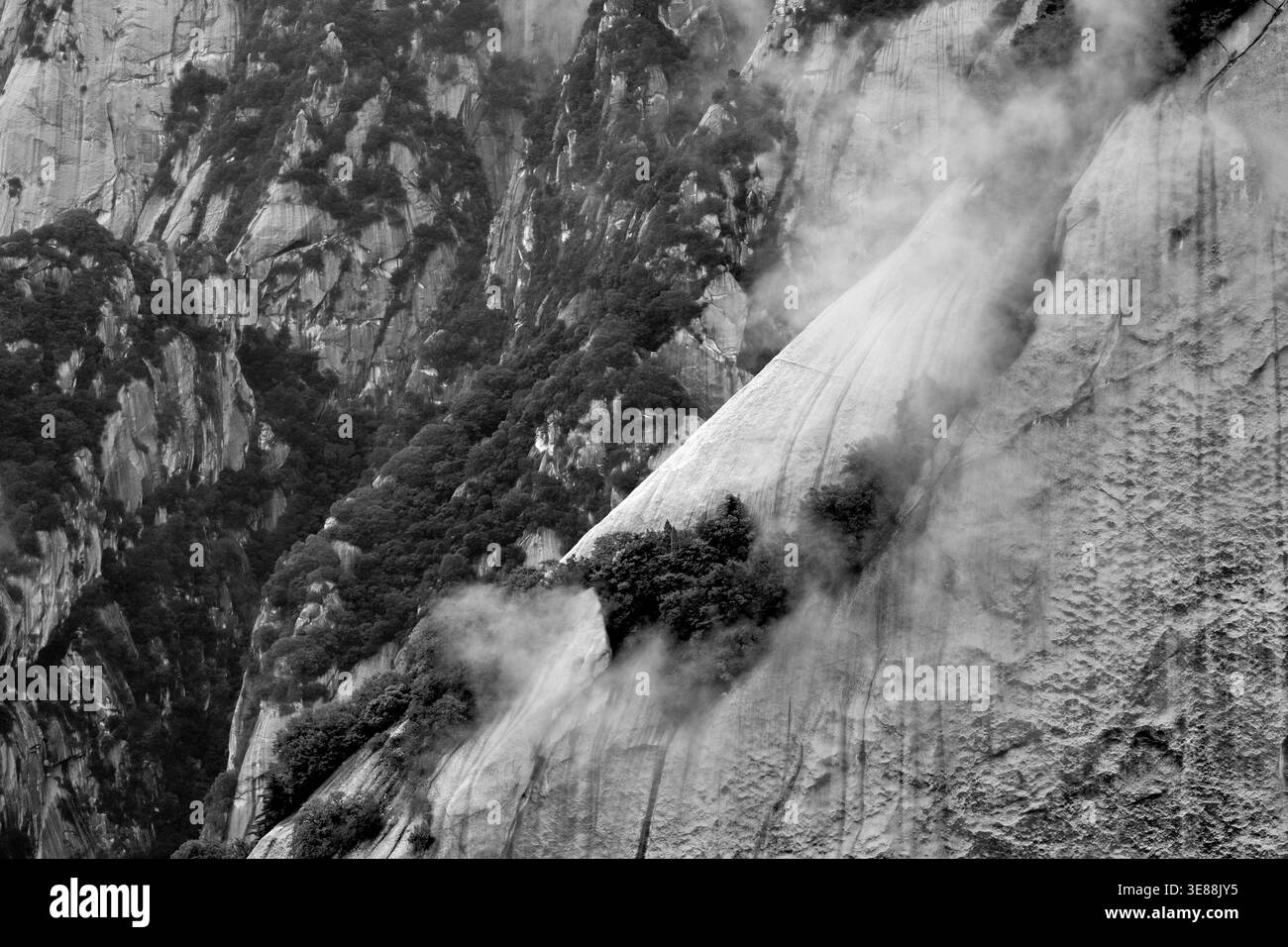 Schwarzweißes künstlerisches Foto von poetischen Nebelwolken auf Huashan oder Mount Hua unterhalb des North Peak, dem spektakulärsten der chinesischen taoistischen kaiserlichen Berge Stockfoto